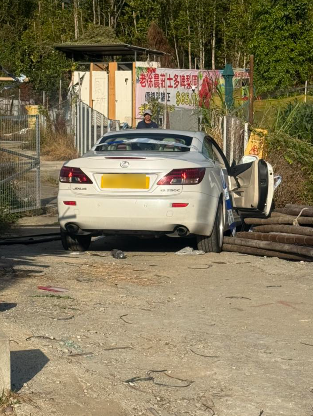 最終，該車在坪輋路撞閘停下。(FB@Kit Ying Tse)