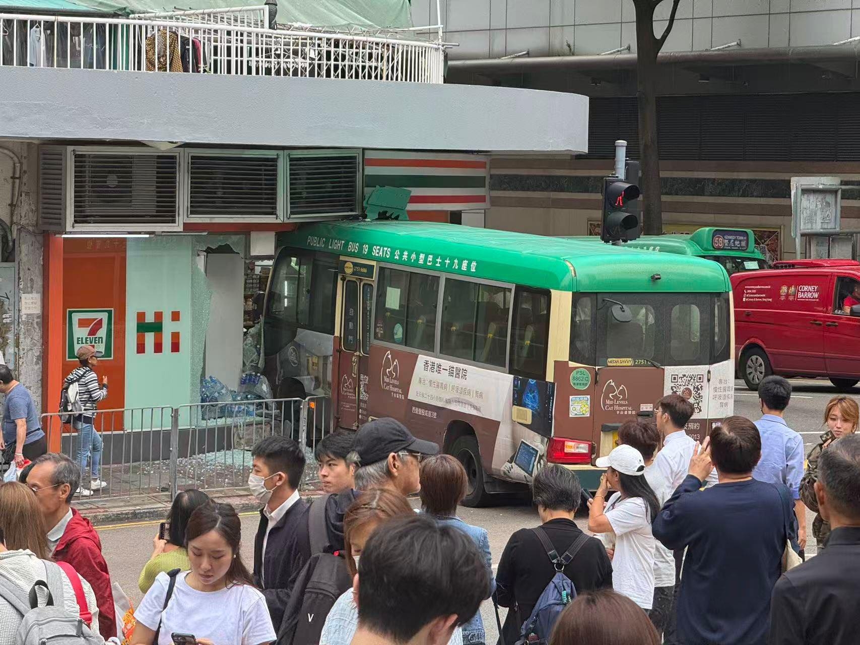堅尼地城綠Van疑失控剷路口便利店　司機擦傷清醒　一女受傷送院 (FB@bosco chu)