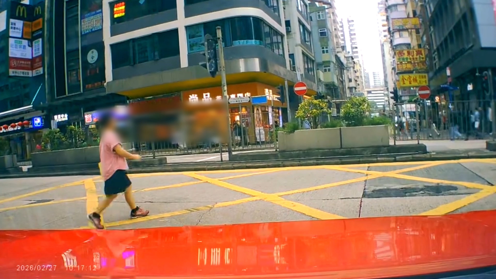 從車Cam畫面可見，一名女子突然走出路面，未有顧及當時車流。行至路中間時，她依然以極慢步伐前進，逼使司機要慢慢煞車及減速避讓。