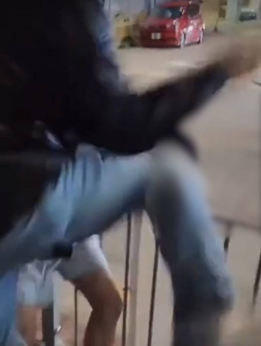 油麻地MMA｜短褲男遭雙人圍攻狠拳箍頸。(FB@Polly Sum)