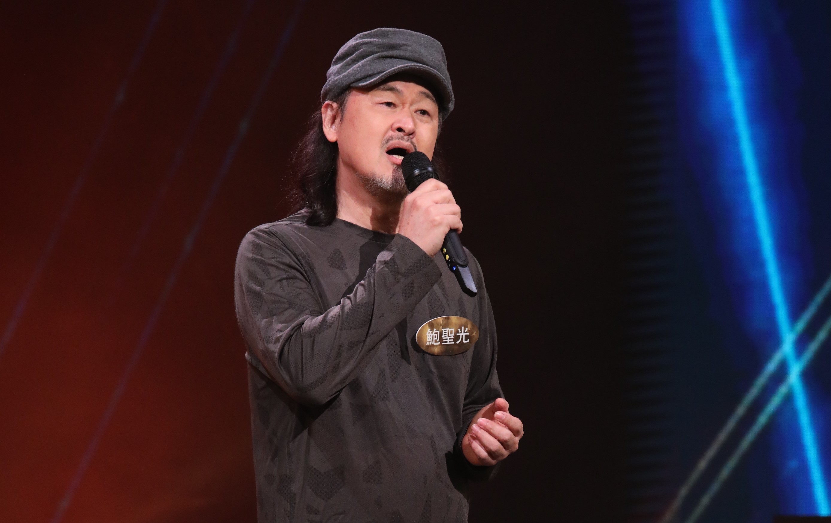 64歲鮑聖光靚聲唱《倩影》僅用25秒俘虜評審，伍仲衡讚佢把聲有Magic。
