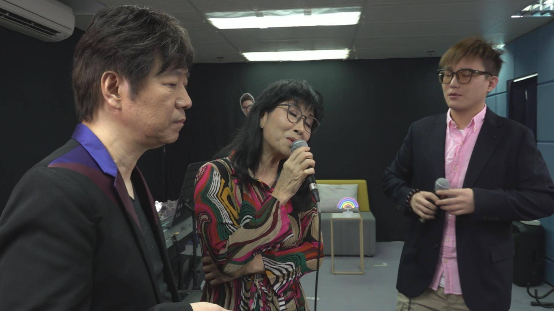 劉可與前輩譚錫禧方伊琪合作開騷 暗中即場偷師被大讚表現一流 - 東張+