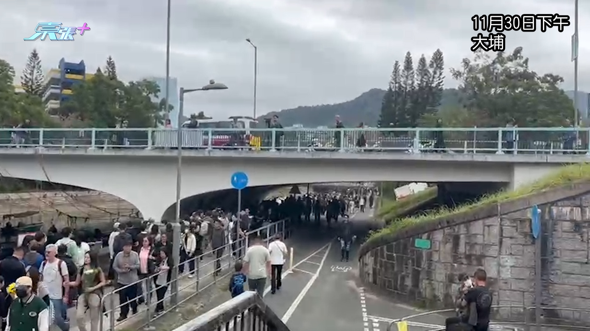大埔宏福苑五級火｜東張+現場直擊　大埔弔唁處多人獻花　人龍排近大埔超級城