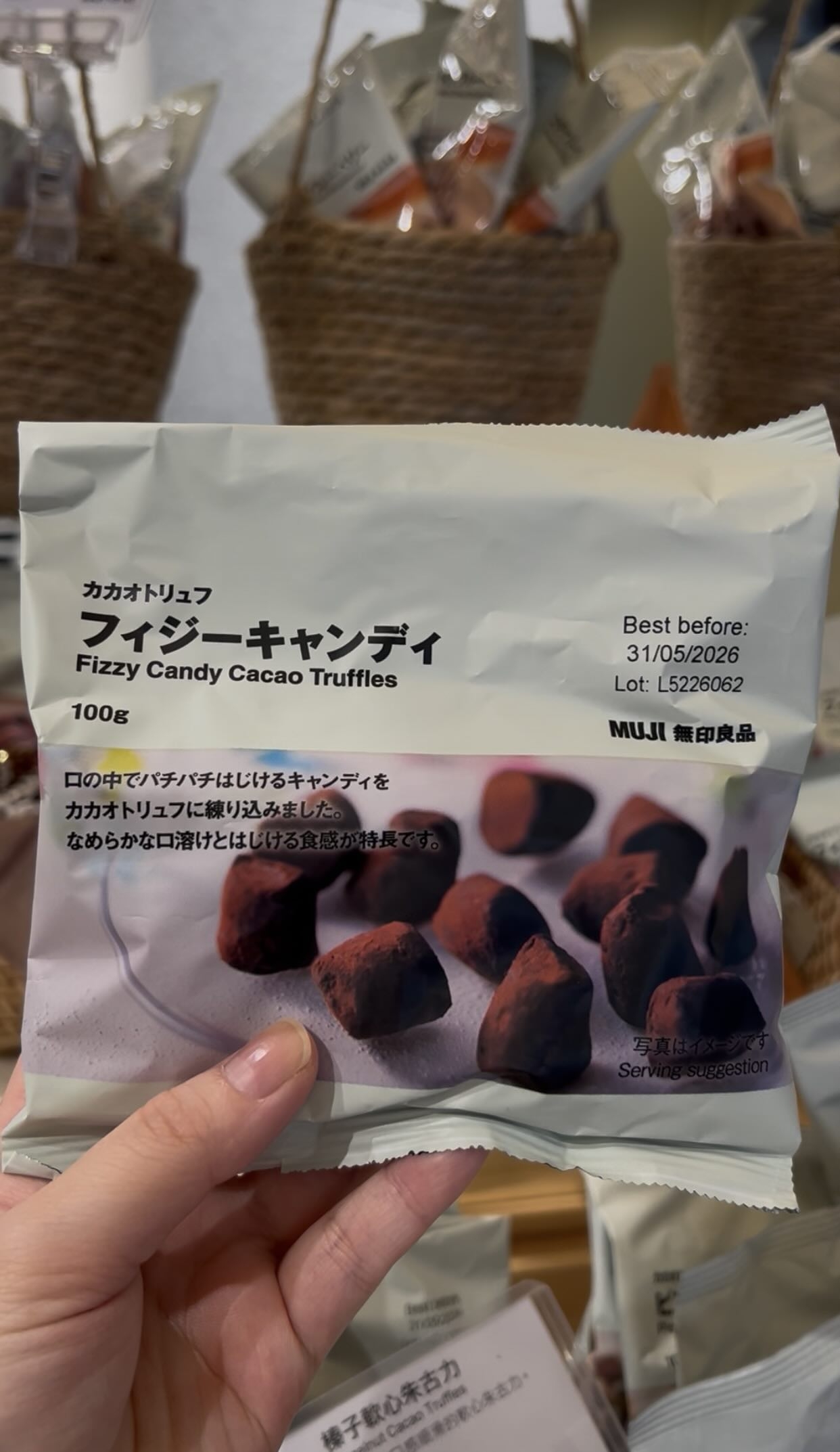 該短片展示一款朱古力零食，創作者形容「食落軟滑」、「松露味唔濃」，並強調「上面有松露味可可粉」。 (網上截圖)