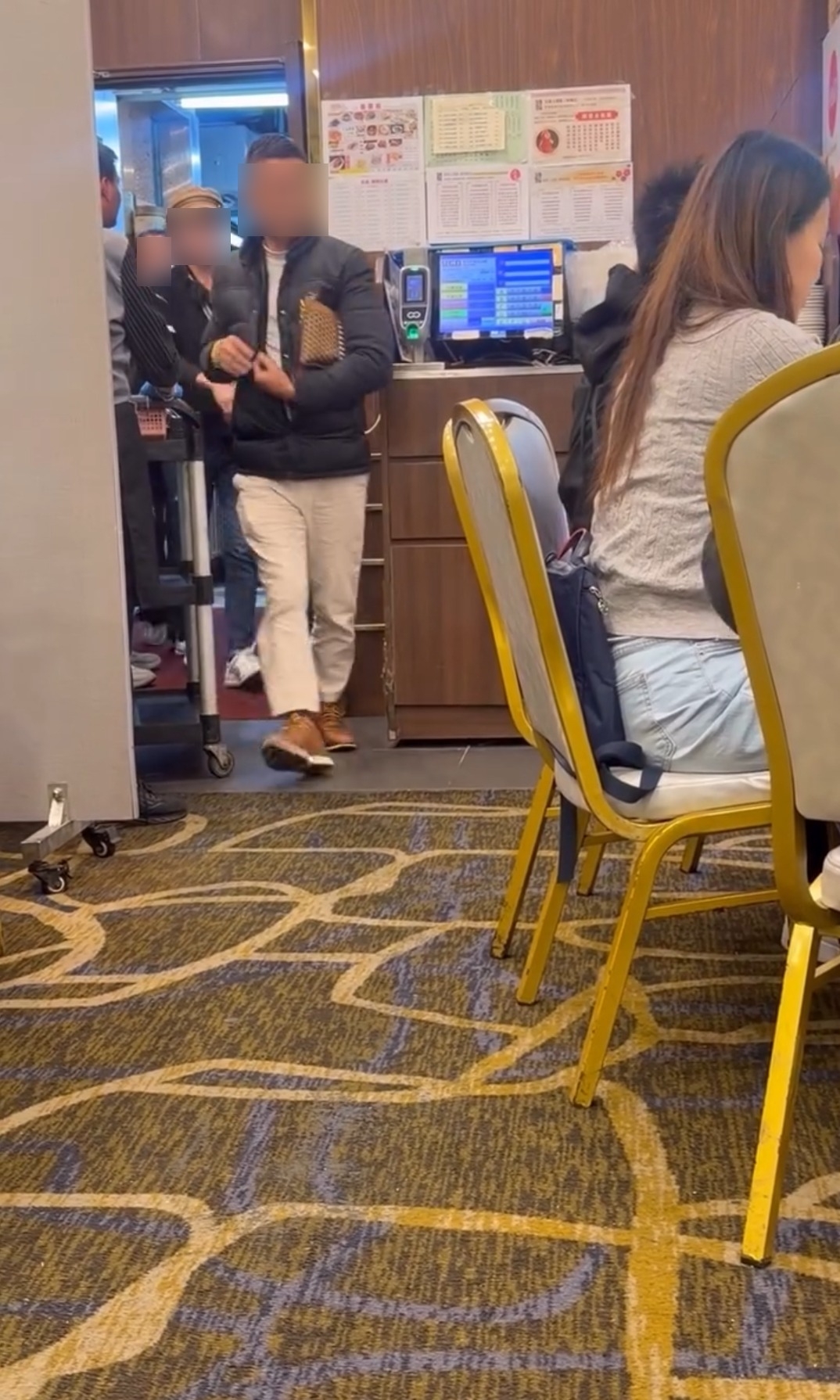 事發於本月 14 日。該對男女食客自行購買了一條重約 2 斤多、價值 $300 的魚前往酒樓要求代為加工，惟結帳時發現酒樓收取了 $250 的加工費。 (網上截圖)