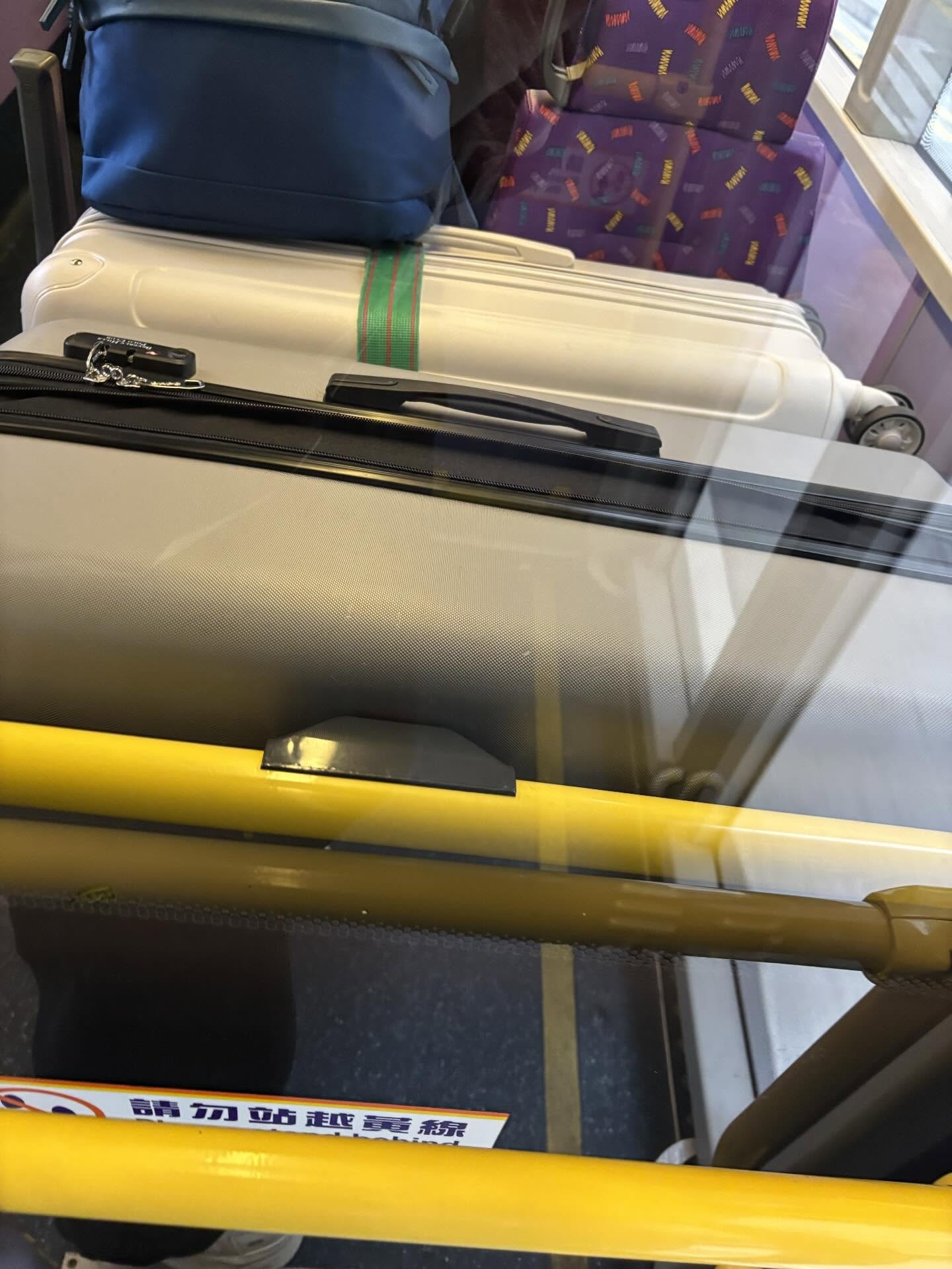 巴士關愛座變行李架全堆滿行李喼　乘客Po網質問：司機無出聲？(Threads@yi_chen_77)