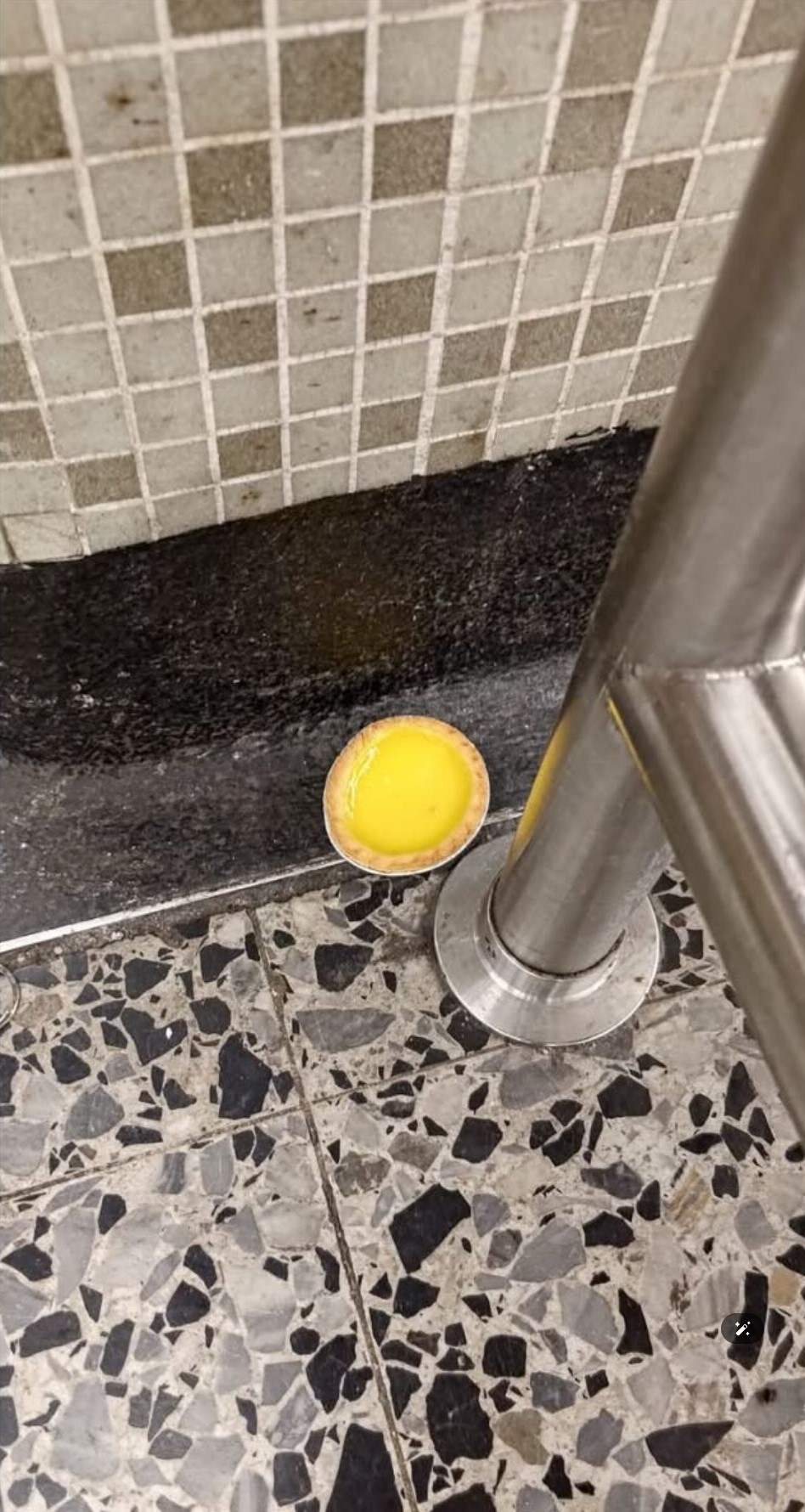 油麻地站出現「搞笑失物」竟為蛋撻一隻　市民網上發帖尋物主：邊個跌咗？