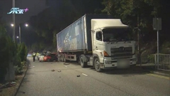 黃大仙有的士撞停泊路邊貨櫃車致一死 地區人士稱應打擊重型車輛違泊問題