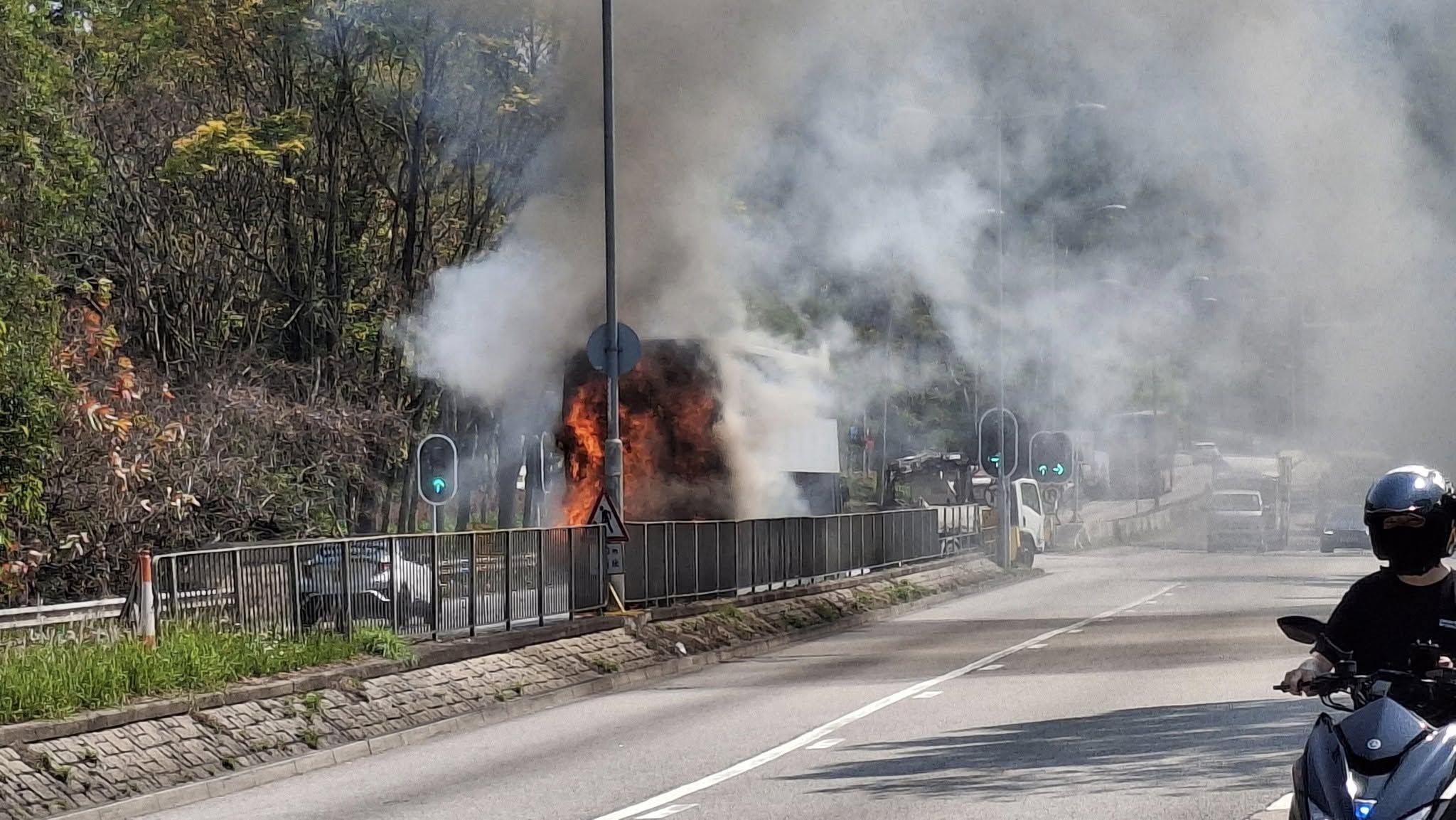 大埔港鐵巴士當街起火陷火海　濃煙直捲半空