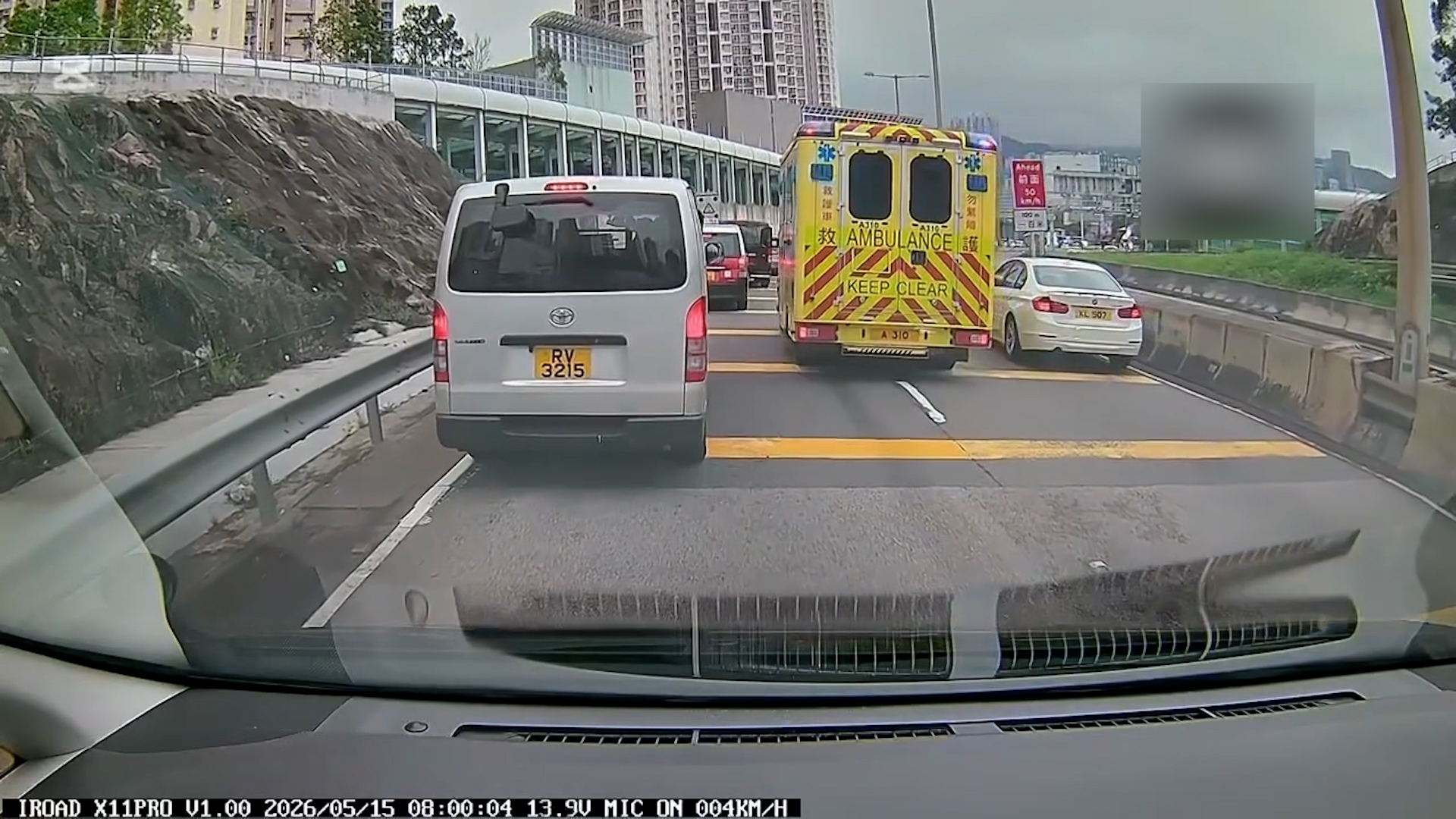 車Cam直擊｜東隧塞車遇救護車　司機齊齊「摩西分紅海」讓路好窩心 （Threads＠ikhlaqmuhammad3）