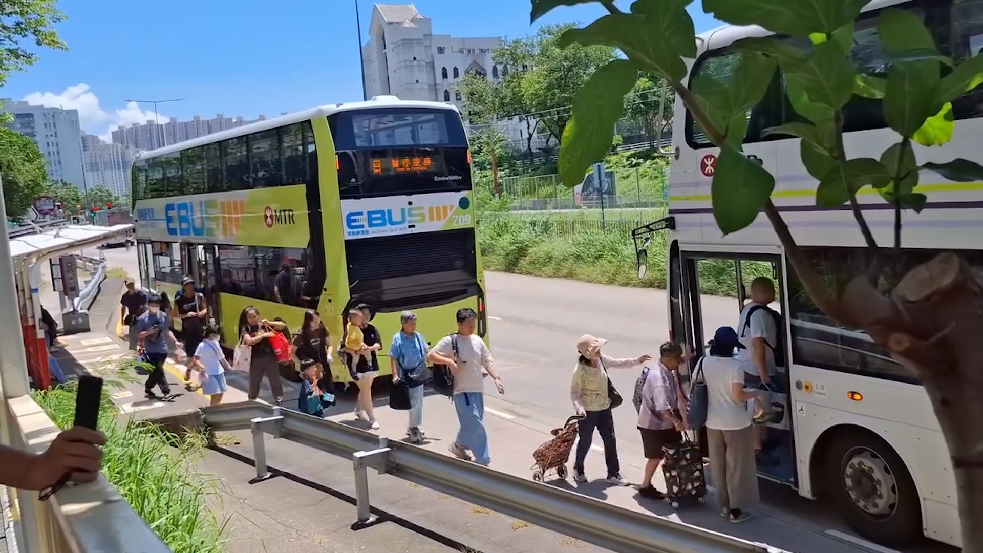 屯門電動巴士疑「無電」停駛　全車客須轉乘另車　網民：無電好過爆炸自焚