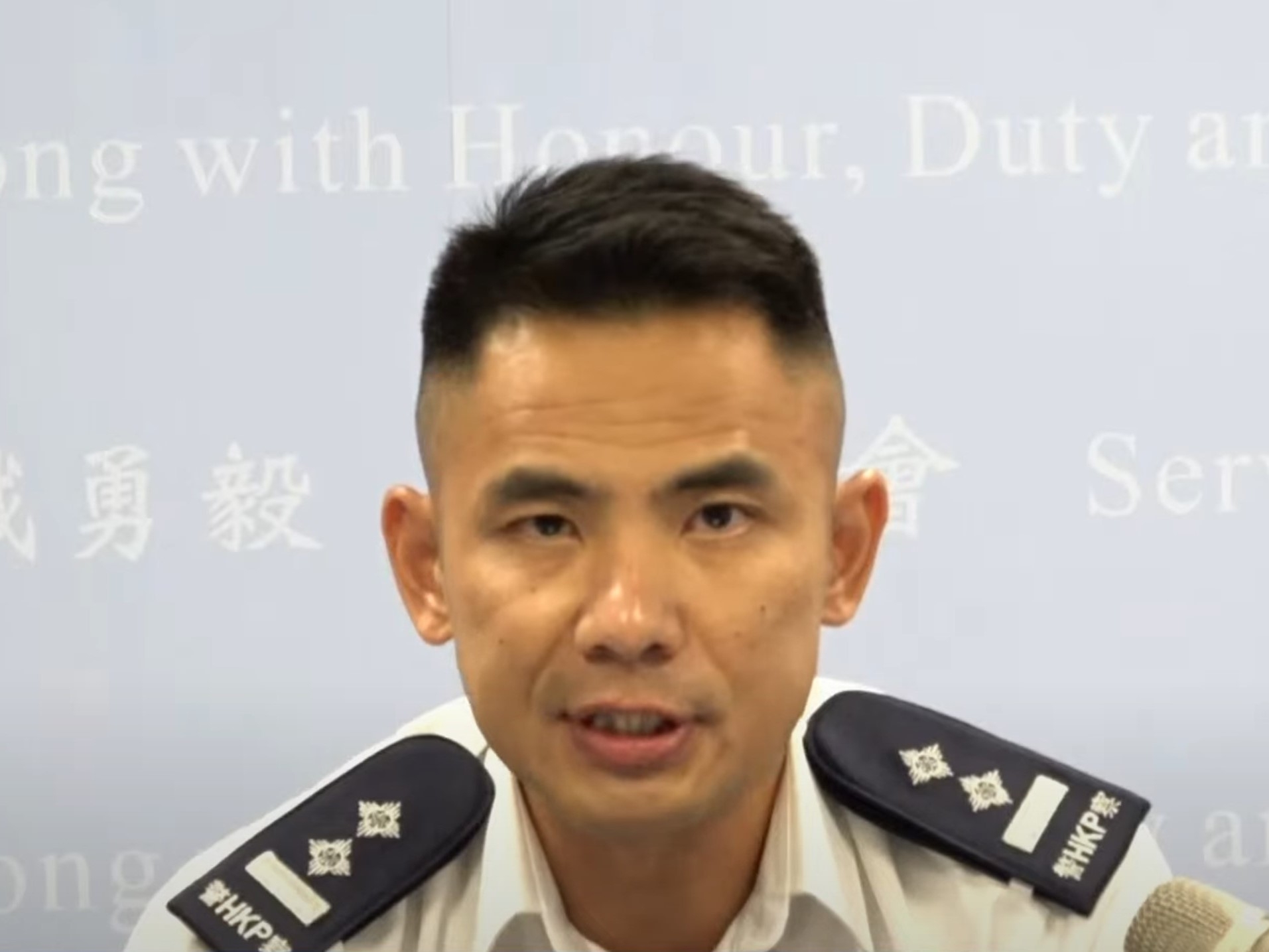 將軍澳警區特遣隊高級督察區啟倫（警方YouTube直播截圖）