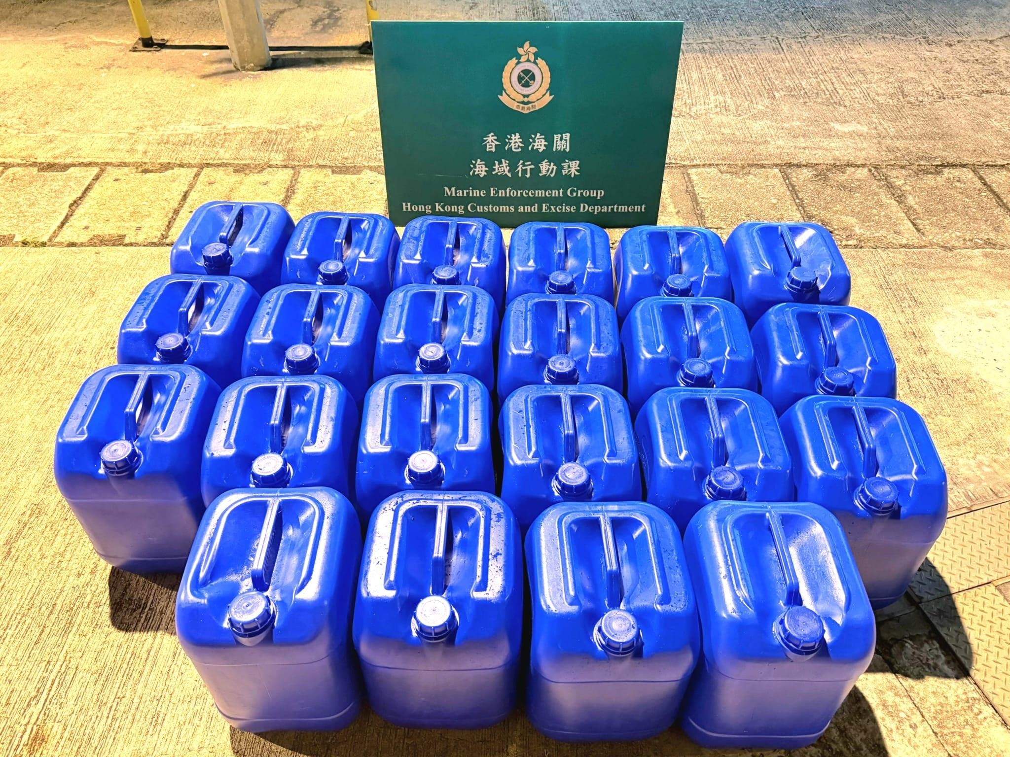 海關人員在22個膠桶內發現該批懷疑未完稅電油，市值約19,000元，應課稅值約3,600元。（海關圖片）