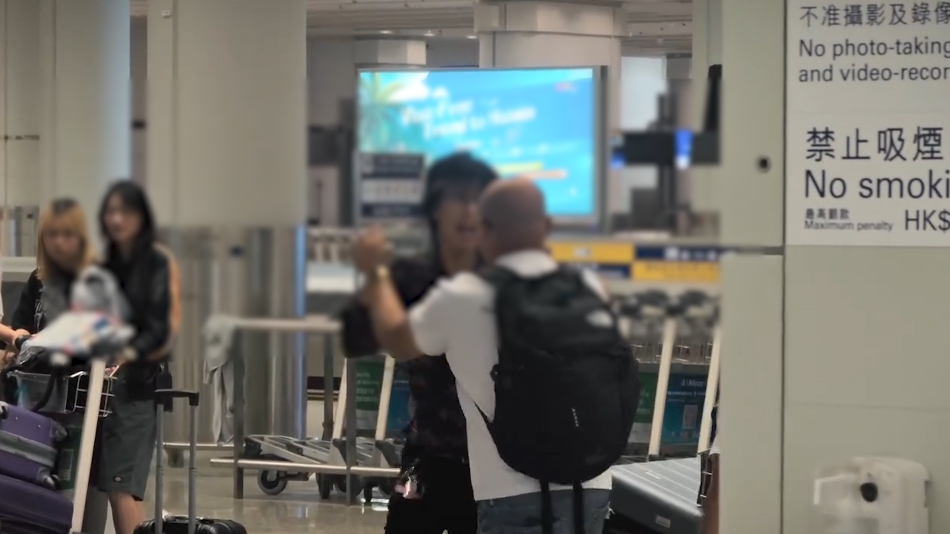 機場MMA｜護女父大戰四眼男　男子「手指指」爆粗鬧細路終爆衝突變碌地沙