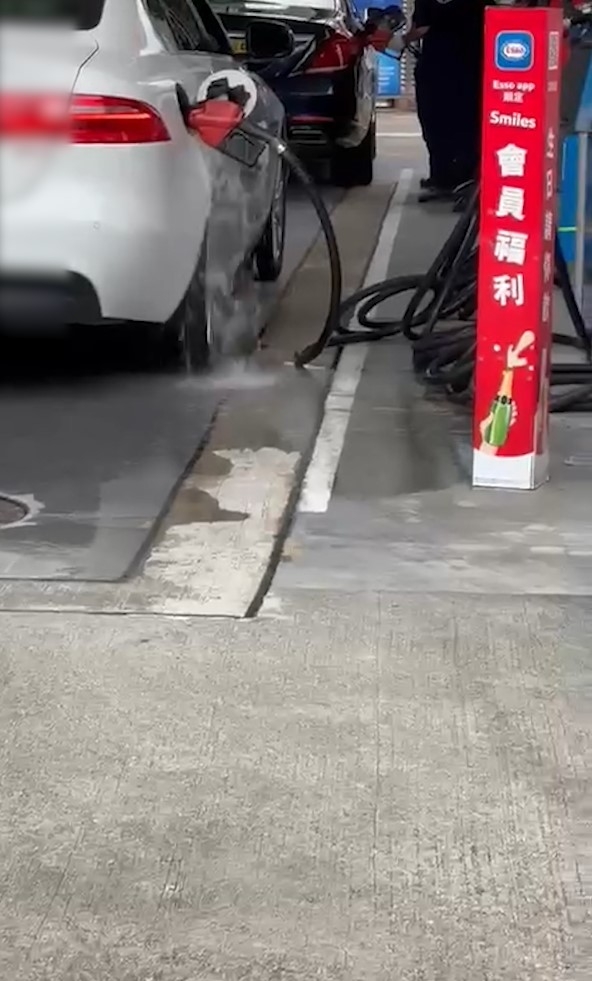 私家車油站入油「入爆油缸」汽油溢出勁危險　片大聲提職員惟無人理會