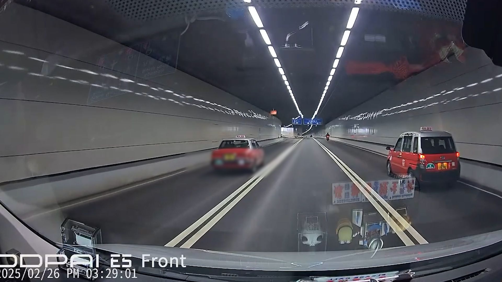 的士無法無天隧道內公然越雙白線。(影片截圖)