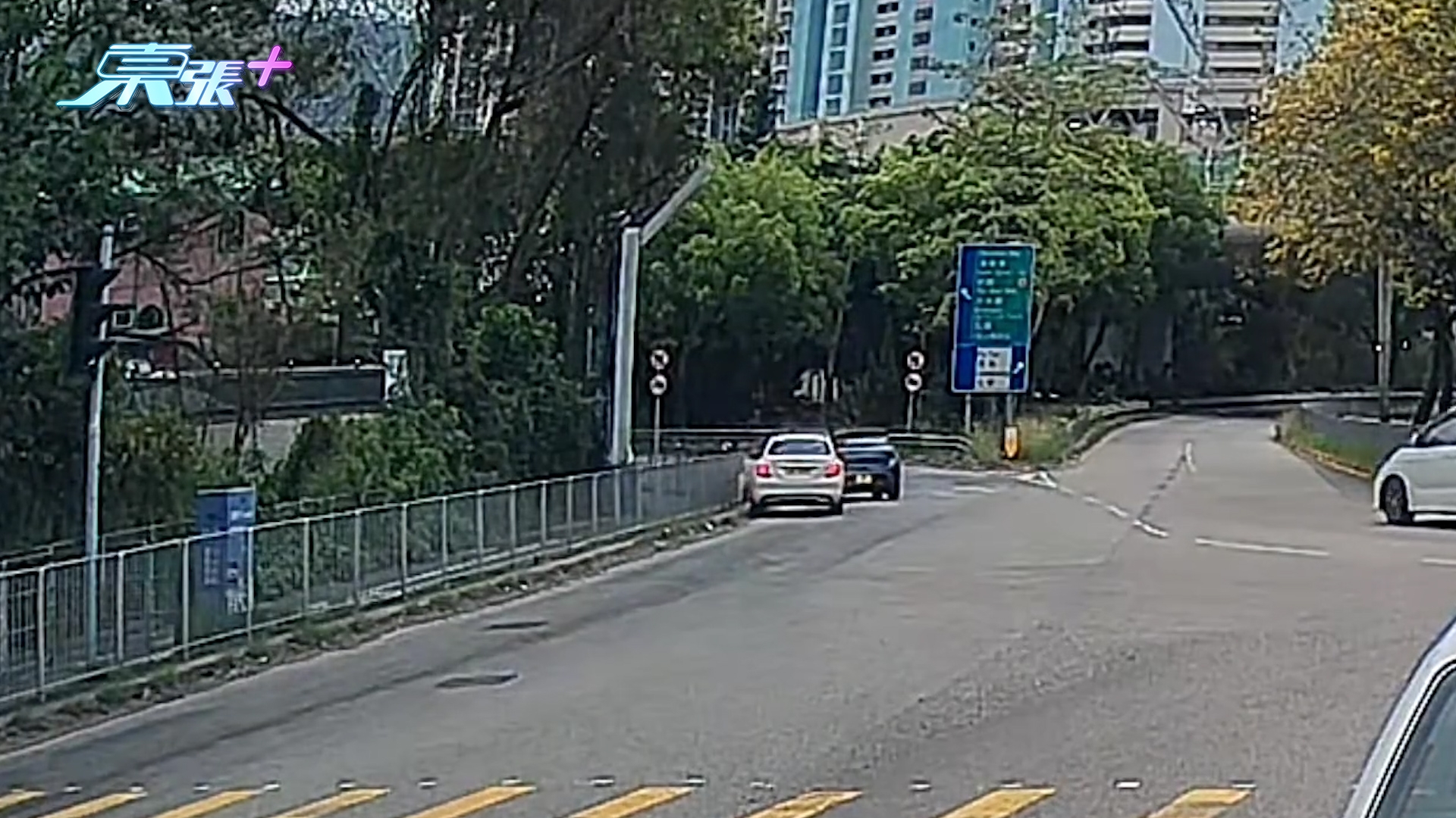 車Cam直擊｜屯門兩車相爭大玩漂移過彎　網民：香港格蘭披治大賽車