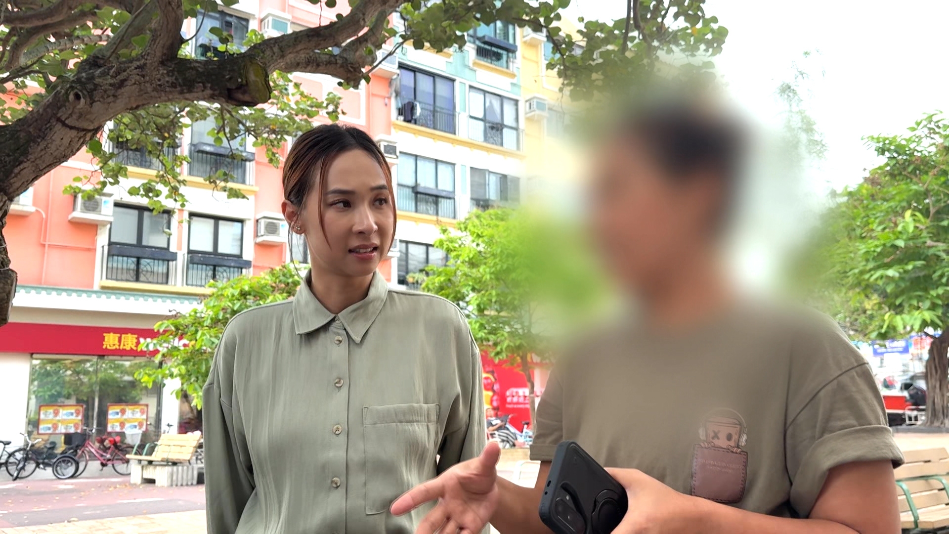 攝製隊還遇到一位住在伯伯隔壁的工人姐姐，她平時有沒有見過陳太照顧伯伯呢？