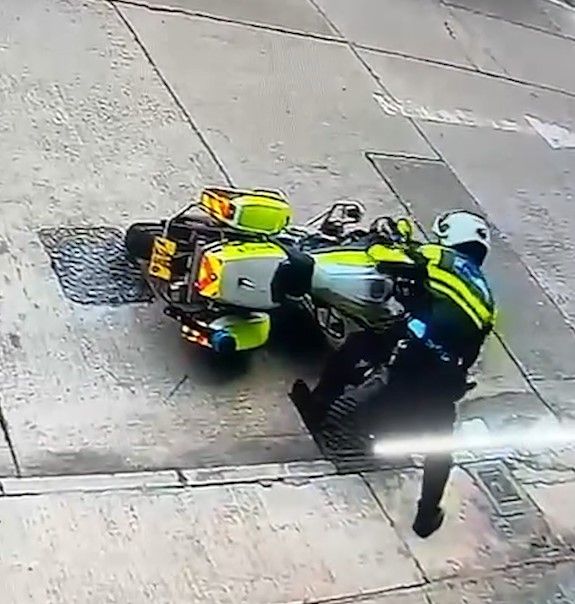 漆咸道北交通警鐵騎「開車失事」