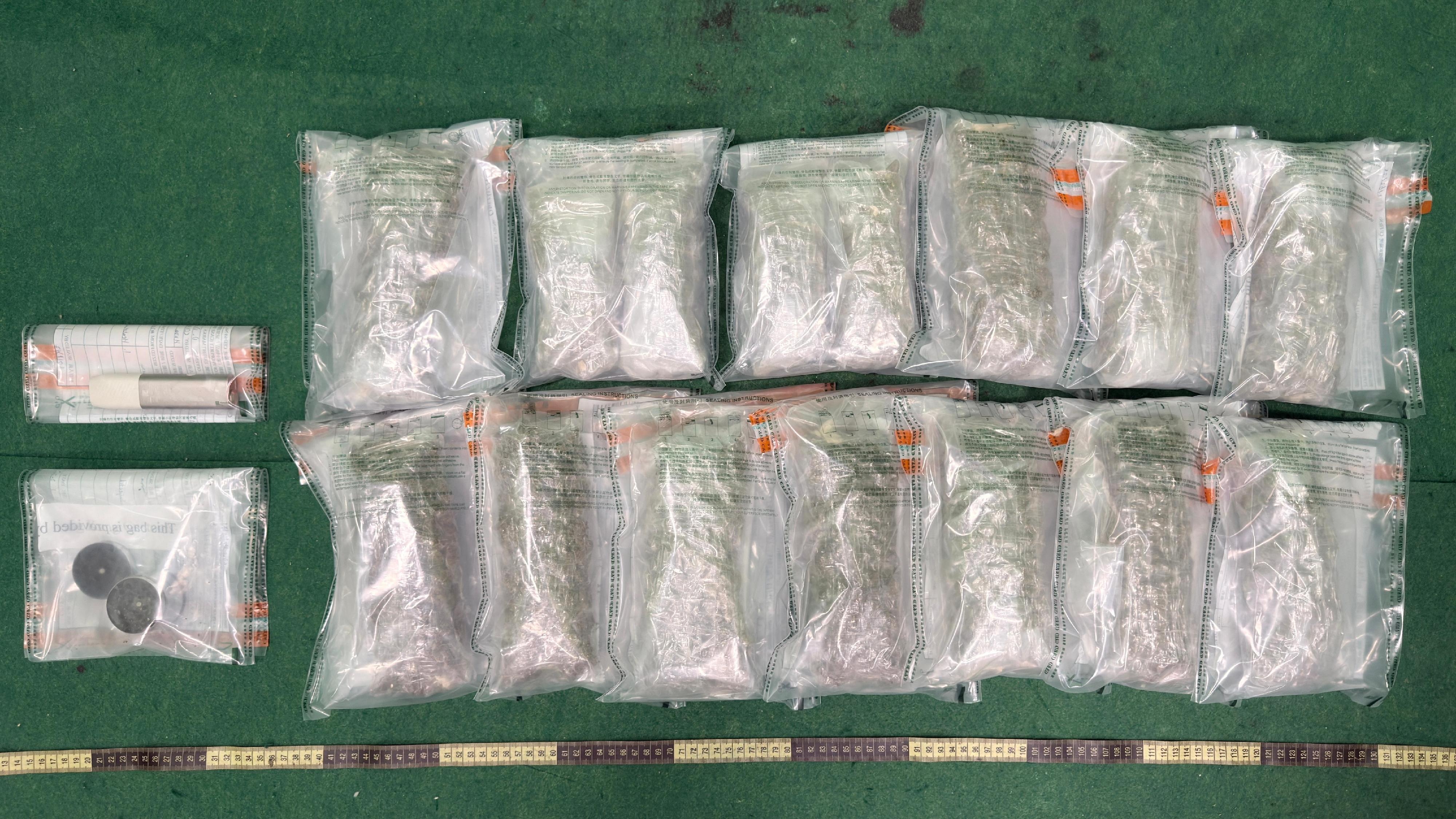 圖示於案件中檢獲的懷疑大麻花、毒品研磨工具和另類吸煙產品。（海關圖片）