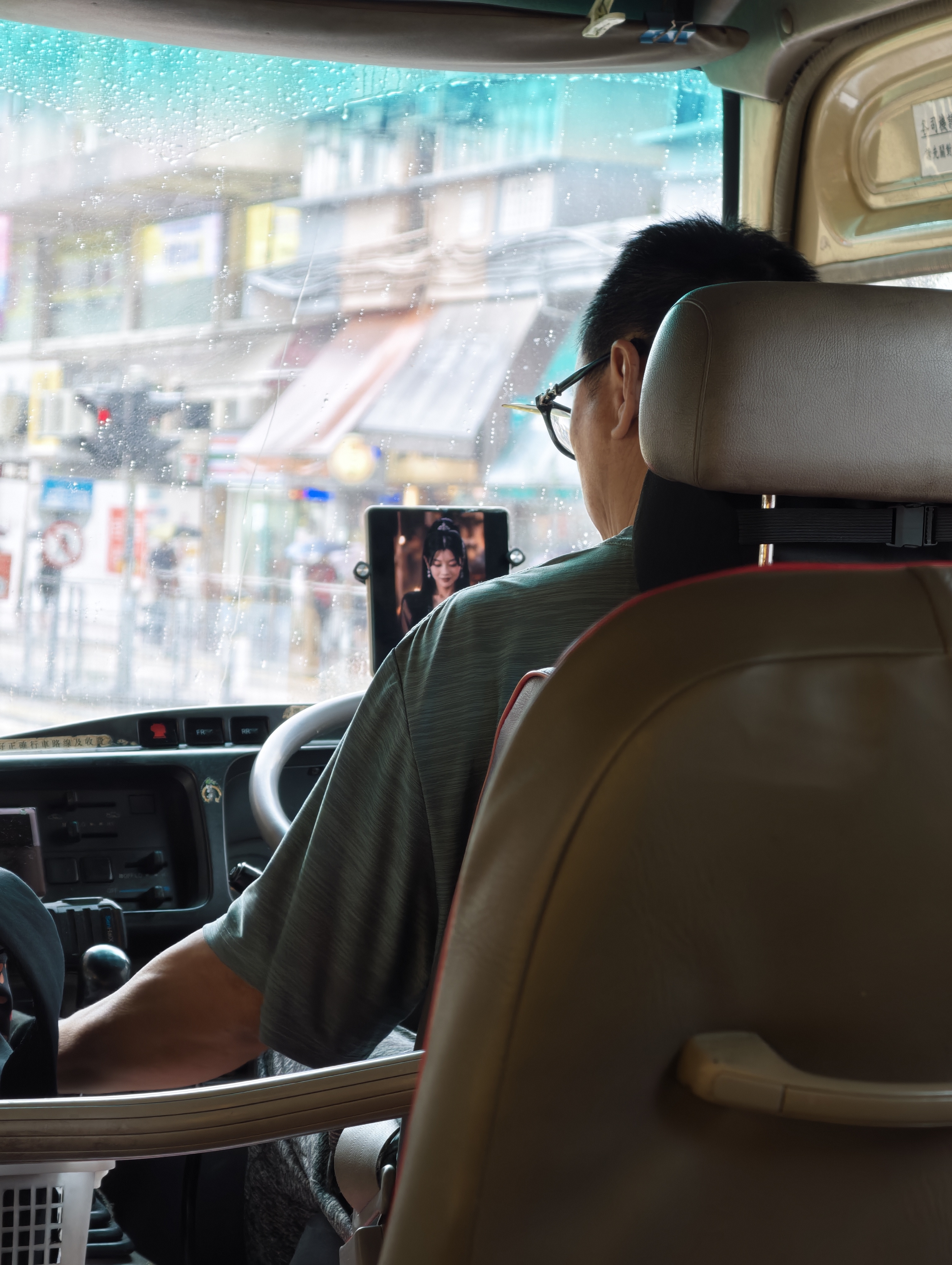 東張西望報料｜元朗專線小巴司機疑邊揸車邊追劇　手機架播電視劇　乘客直斥罔顧安全 （觀眾R先生報料）