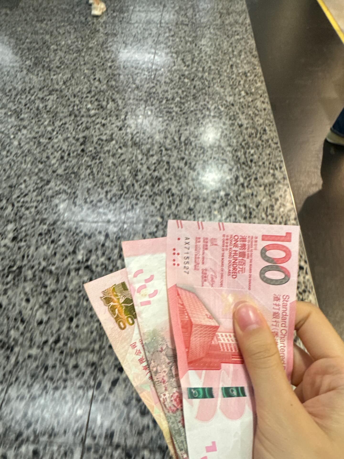 一名網民近日在社交平台分享自己成功戒煙一年，獲得戒煙熱線頒發的300元獎勵，形容「開心到傻」。