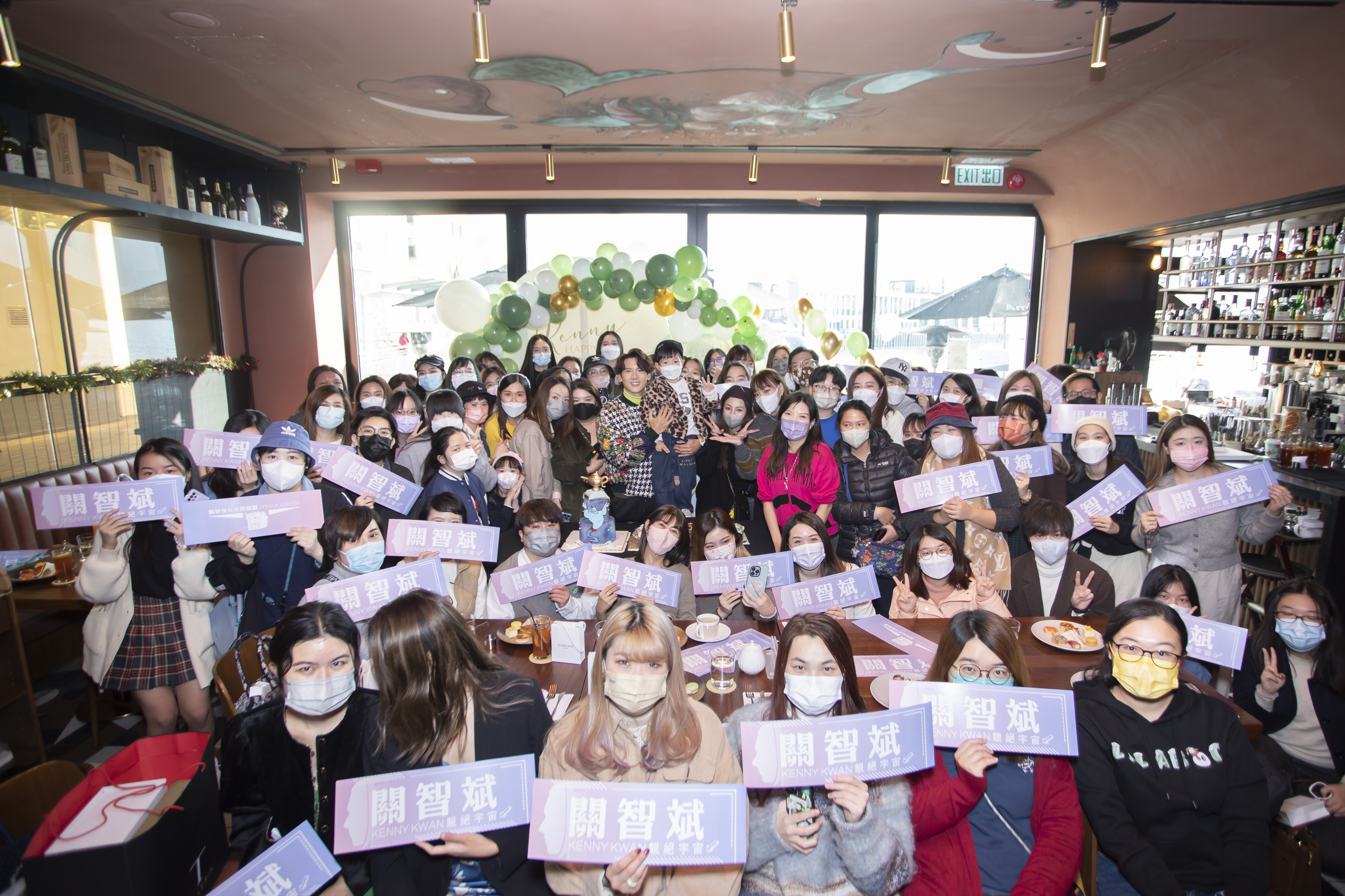 Kenny透露上次fans club聚會已經係十多年前，早幾年推出專輯、寫真集時，曾答應舉辦簽名會，但因為疫情關係，最後咩都冇簽過。