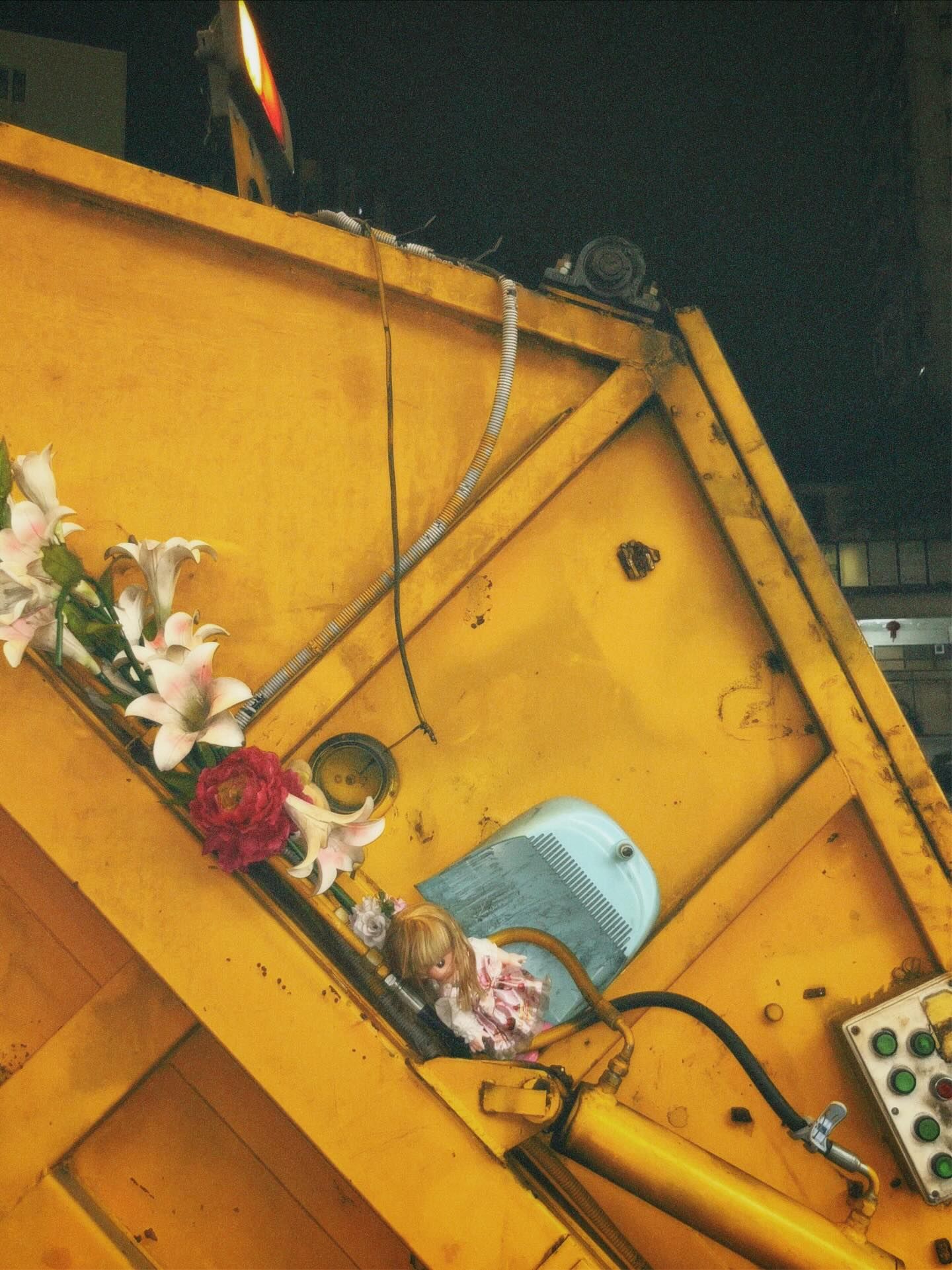 垃圾車掛滿「棄養公仔」充滿童真，司機暖心分享生活日常網民大呼感動。