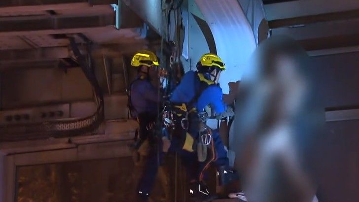 青沙公路男子赤裸「露鳥」爬上隔音屏