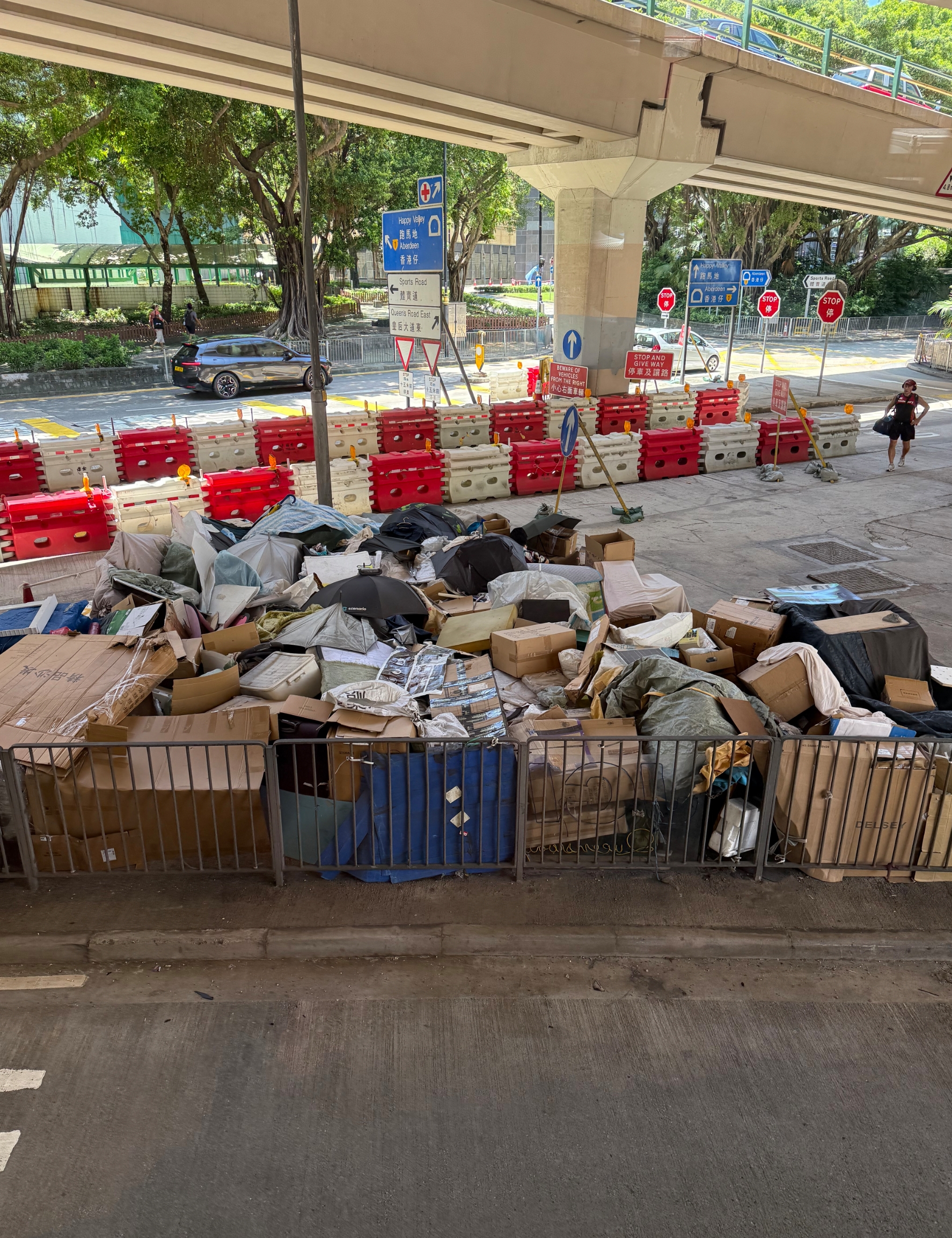 東張西望報料｜灣仔天樂里變大型「露天雜物站」　街坊勁呻霸地範圍越擴越大多年無人理 （觀眾吳先生報料）