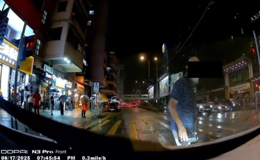 車Cam直擊｜港版「龜仙人」衝紅燈被呠唔忿氣，惡霸仲踢人車兼大罵車主。