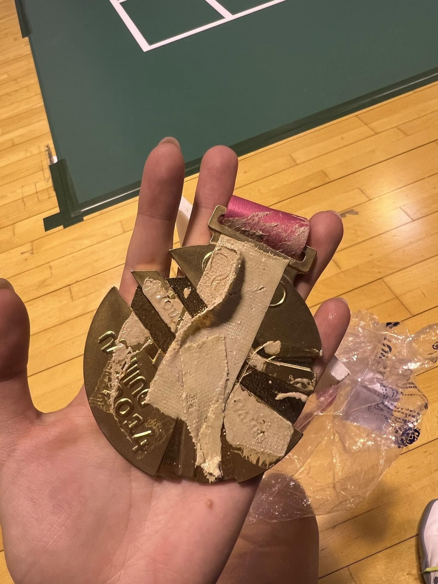 近日，一名香港運動員在社交平台發文，指早前借予香港體育學院（HKSI）作展示的2014年南京青年奧運會獎牌，歸還時竟嚴重損壞。