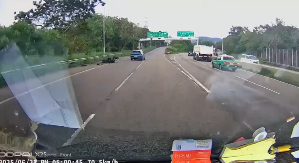 車Cam直擊｜元朗電單車突切線遭撞飛　鐵騎士翻滾倒地跌草叢畫面曝光