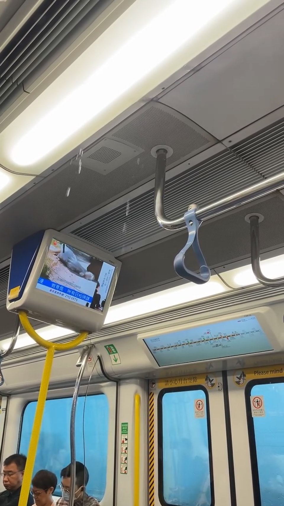 暴雨下港鐵車廂出現滴水。（Threads圖片）