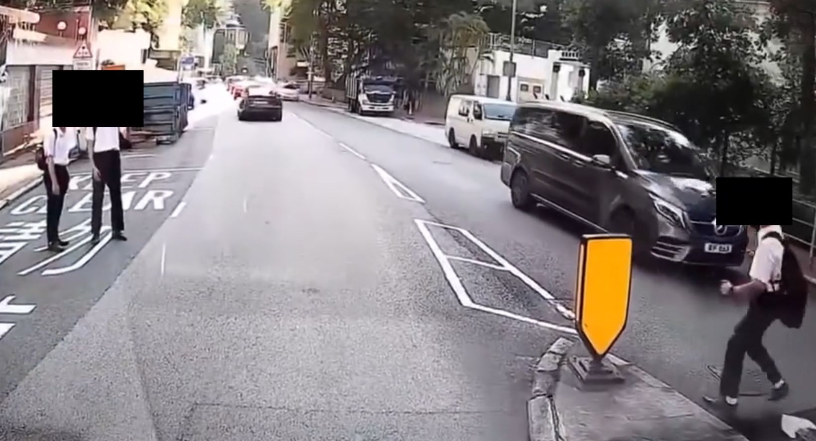 車Cam直擊｜中學生亂過馬路「跳出跳入」