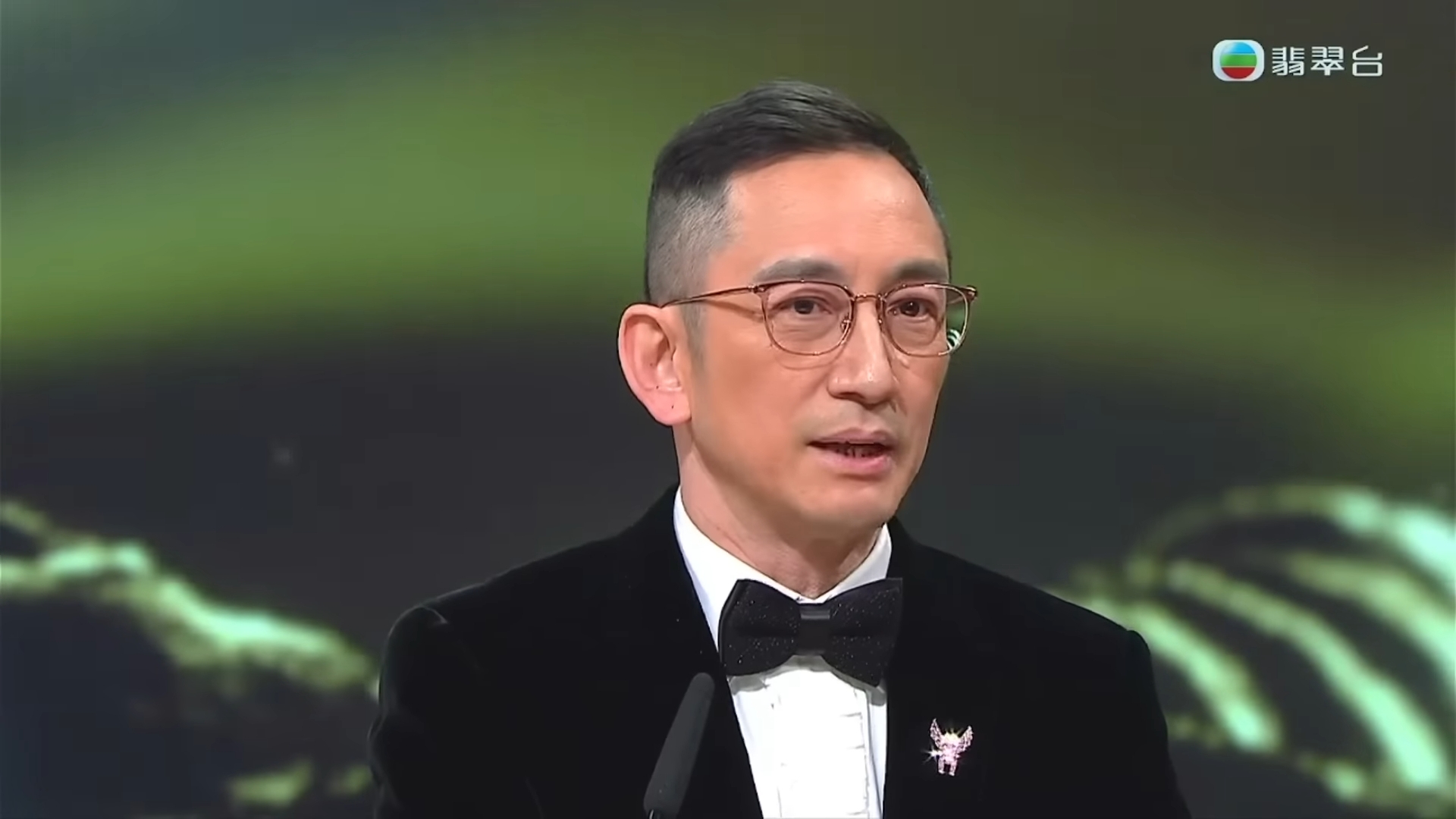 吳啟華現身《萬千星輝頒獎典禮2022》頒最受歡迎電視拍檔獎項。