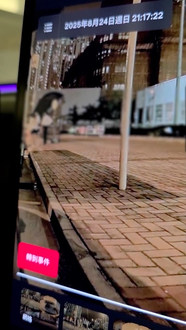 一名少女也出手拉車門。（Facebook影片截圖／車cam L（香港群組）／Kelvin Li）