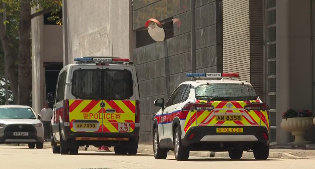 荃灣2歲男童墮樓亡　據悉客廳沒安裝窗花　警拘父母涉「疏忽照顧」