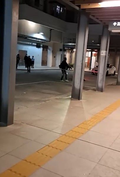 安達邨外賣員被男子爆粗追打，有人自稱為「三合會」成員。(影片截圖)