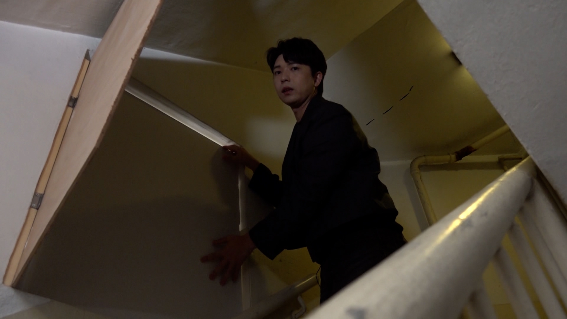 在現場可見，梯間的窗戶被拆走，表面是可以移動的木門，裏面也有一塊可以移動的木板，而木板的四邊都有縫隙，如果外牆起火，煙霧便會從縫隙進入。