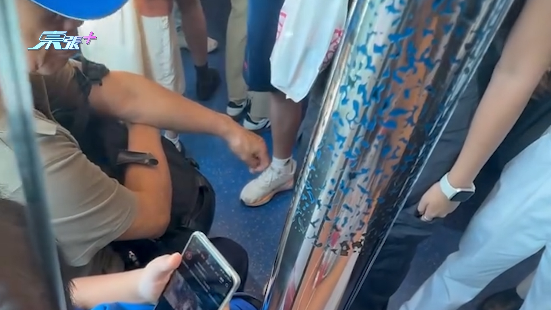 開學日｜屯馬綫大媽帶細路硬攝4人位　仲喪鬧中學生稱其「無禮貌」