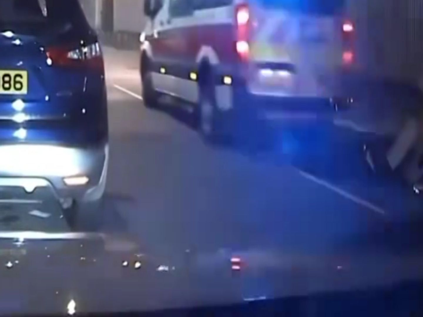 私家車讓線無停車兼閘警車遭斷正