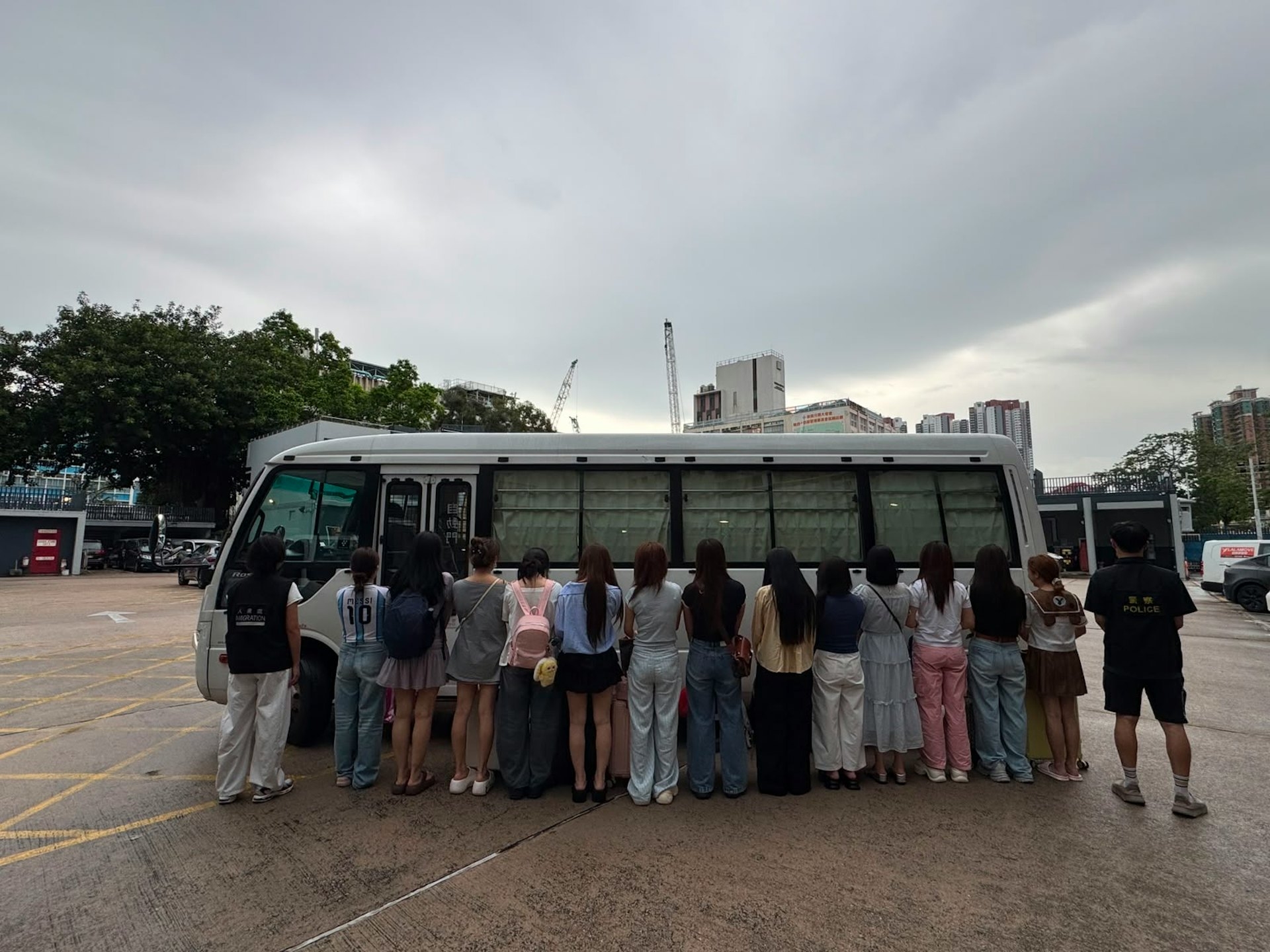 行動中，人員拘捕24名內地女子，其中一女身穿阿根廷球星美斯的10號球衣。（警方圖片）