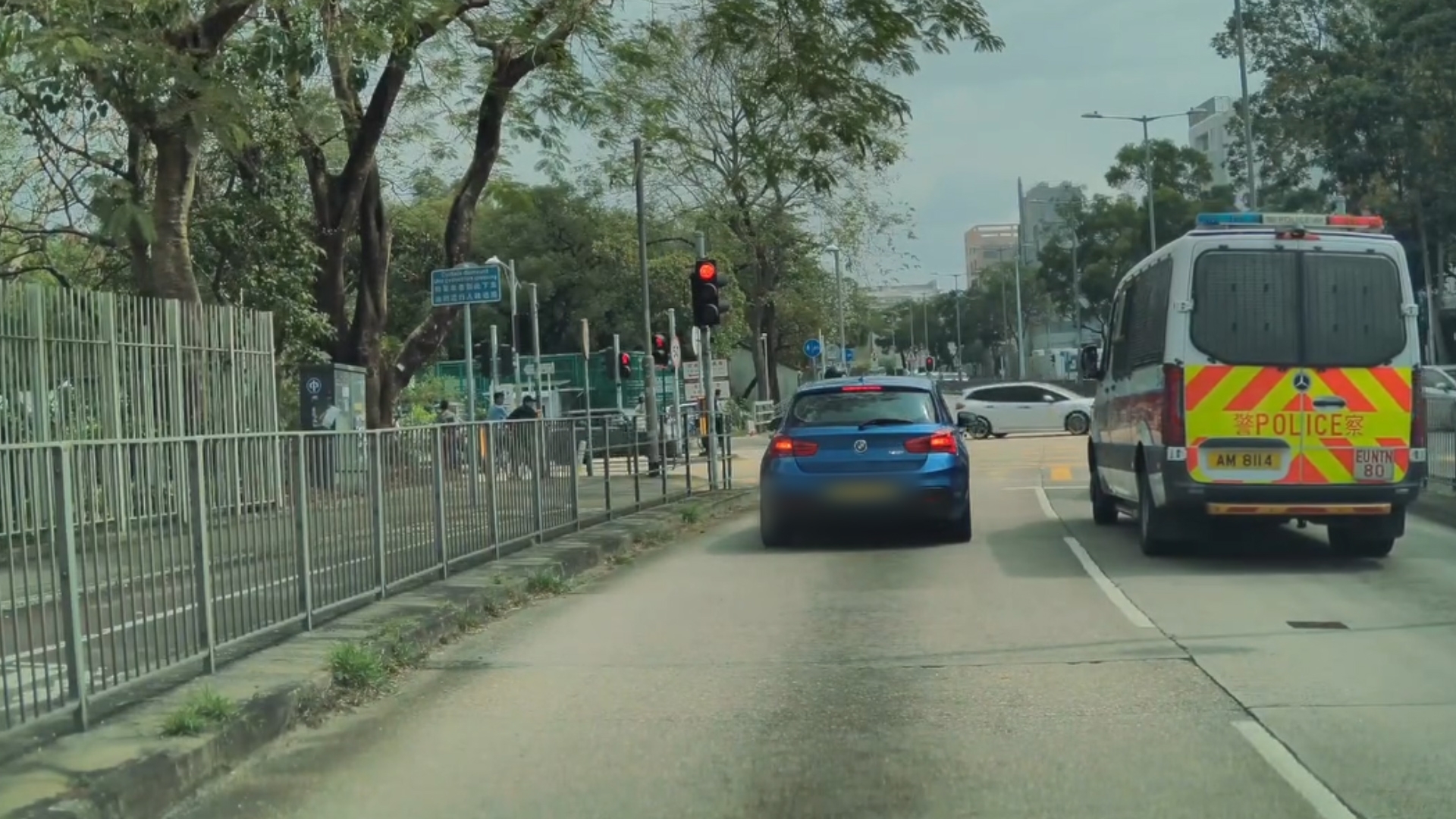 東張西望報料｜車Cam｜藍色私家車「勁把炮」　警車閃燈唔讓仲鬥快　網民：阻差辦公？