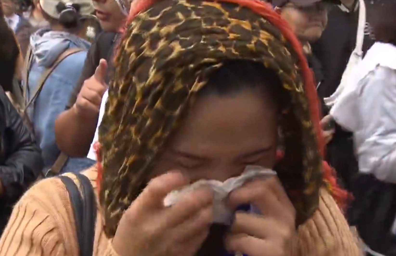 有外傭悼念在火災中喪生的同胞。