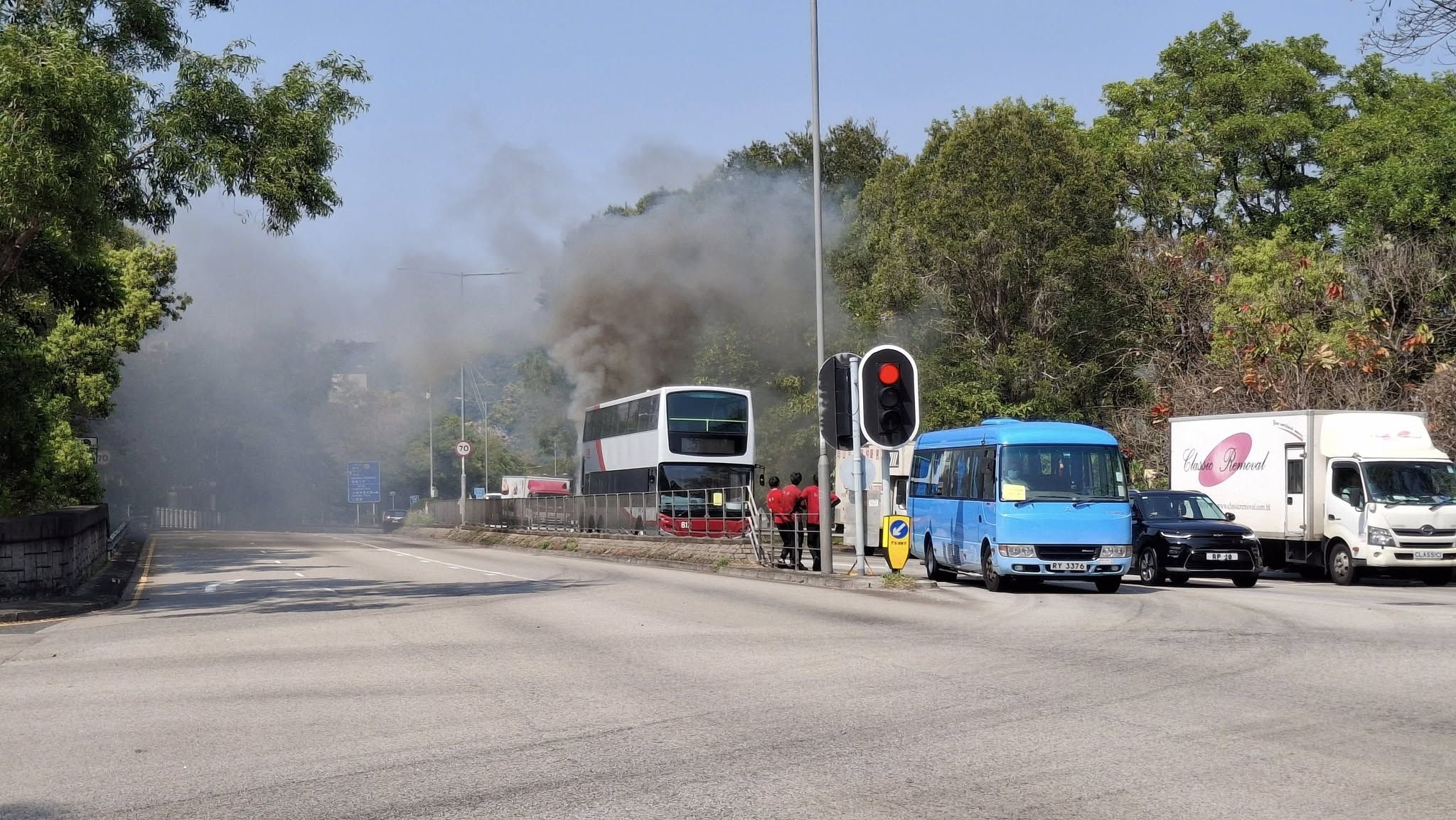 大埔港鐵巴士當街起火陷火海　濃煙直捲半空