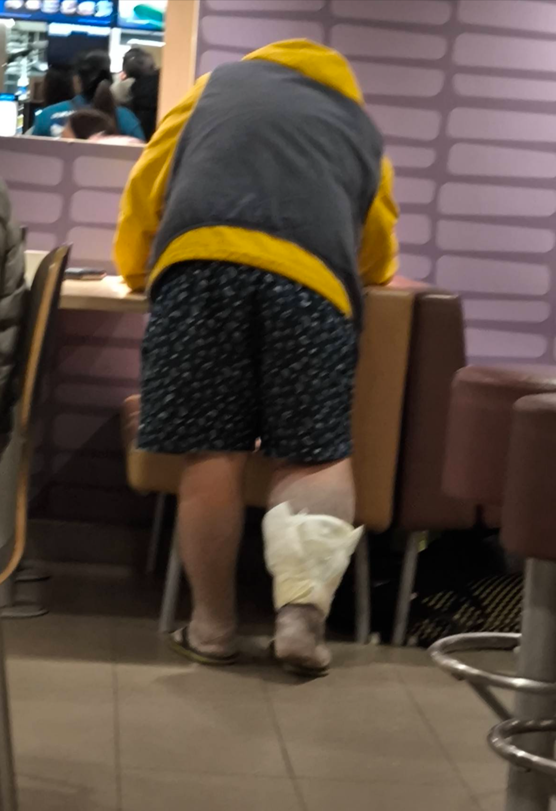 東張西望報料｜炮台山快餐店被指流浪漢長期佔座　食客投訴衞生惡劣變「露宿者之家