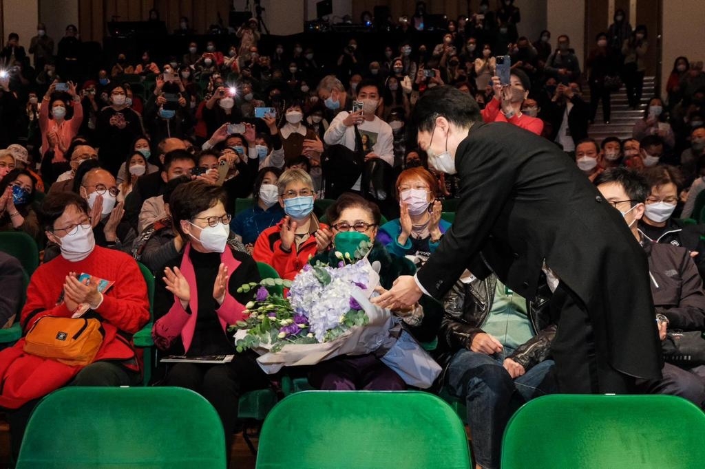 港樂代表向仙姐獻上花束致敬，旁為林鄭月娥。