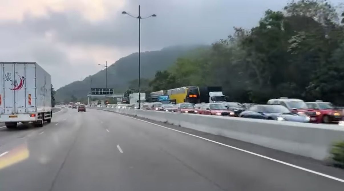 北大嶼山公路旅遊巴撞箭嘴車，釀6人受傷。