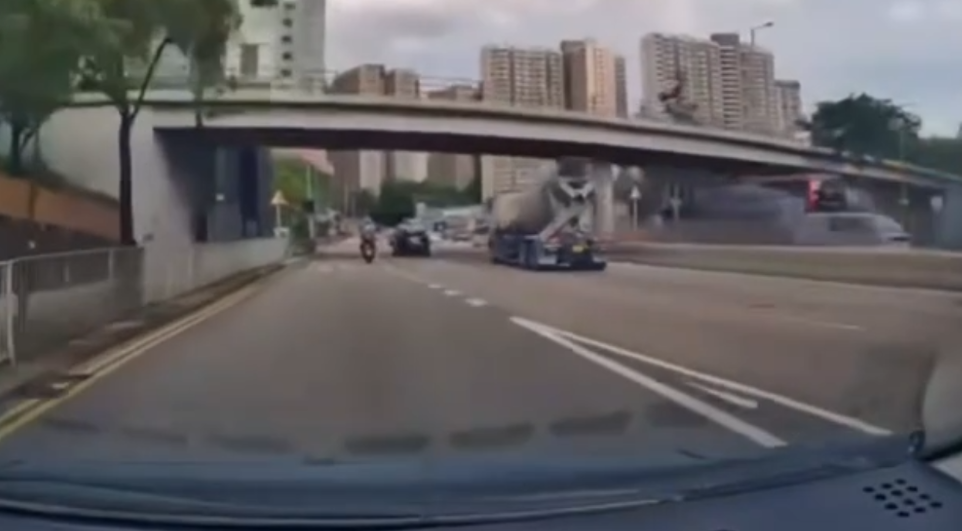 車Cam直擊｜泥頭車黃大仙與電單車起碰撞　鐵騎士飛出車外勁驚險